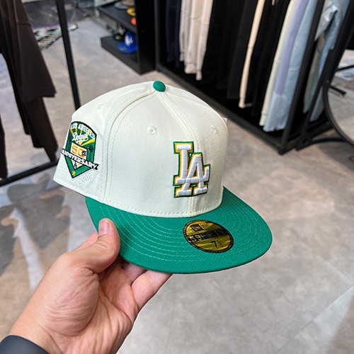 کلاه کپ فیت بک نیو ارا (NEW ERA LA) رنگ سفید شیری و سبز سایز  (1/4)7 (57.7 CM)