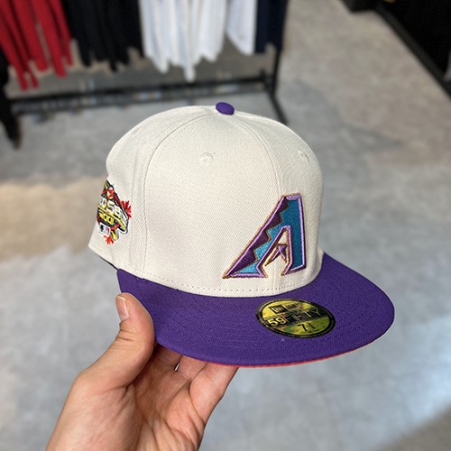 کلاه کپ فیت بک نیو ارا (NEW ERA ARIZONA DIAMOND) رنگ کرم و بنفش سایز  (1/4)7 (57.7 CM)