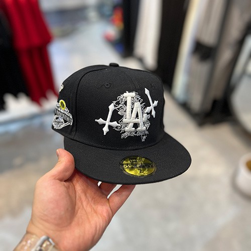 کلاه کپ فیت بک نیو ارا (NEW ERA LA) صلیب و فرشته رنگ مشکی سایز  7 (55.6 CM)