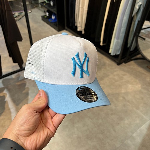 کلاه اسنپ بک نیو ارا پشت توری (NEWERA NY SNAPBACK)  رنگ سفید آبی