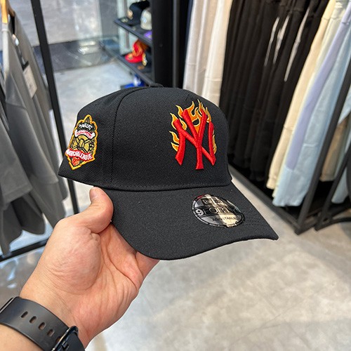 کلاه اسنپ بک نیو ارا (NEWERA NY SNAPBACK)  رنگ مشکی قرمز شعله