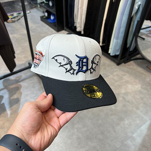 کلاه اسنپ بک نیو ارا (NEWERA BOSTON SNAPBACK) رنگ سفید شیری و مشکی
