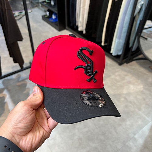 کلاه اسنپ بک نیو ارا (NEWERA SOX SNAPBACK) رنگ قرمز مشکی