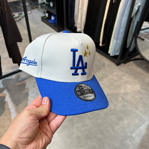 کلاه اسنپ بک نیو ارا (NEWERA LA SNAPBACK) رنگ سفید آبی ستاره دار