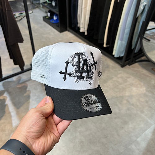 کلاه اسنپ بک پشت توری نیو ارا (NEWERA LA SNAPBACK) صلیب رنگ سفید مشکی