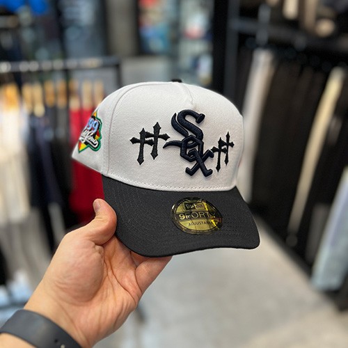 کلاه اسنپ بک نیو ارا (NEWERA SOX SNAPBACK) رنگ سفید مشکی