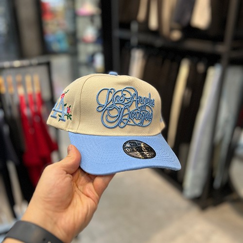 کلاه اسنپ بک نیو ارا (NEWERA LA SNAPBACK) رنگ سفید آبی