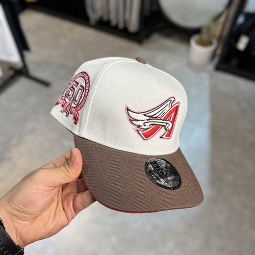 کلاه NEWERA A SNAPBACK (تنظیم سایز دار) رنگ کرم قهوه ای