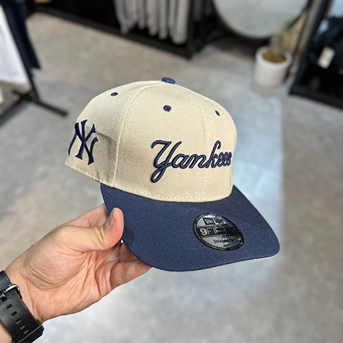 کلاه NEWERA NY YANKEES SNAPBACK (تنظیم سایز دار) رنگ کرم سرمه ای