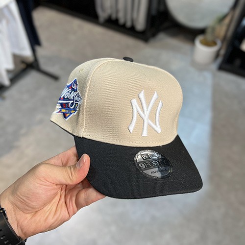 کلاه NEWERA NY SNAPBACK (تنظیم سایز دار) رنگ کرم مشکی