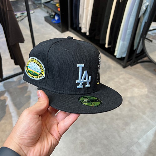 کلاه کپ فیت بک نیو ارا (NEW ERA LA DODGER)  رنگ مشکی سایز  (1/8)7 (56.8 CM)